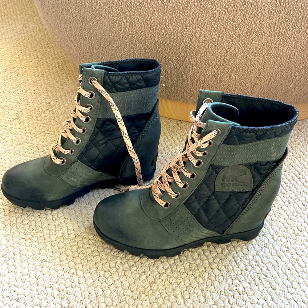 Sorel wedge grey/black boot, size 8